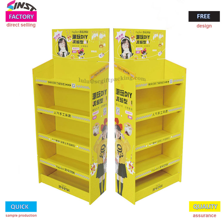 Malý žlutý kartonový stojan v supermarketu hoří!