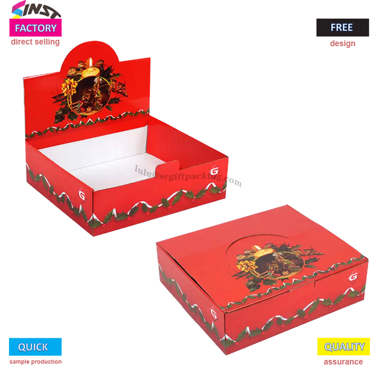 Klasické barevné schéma vánočního stolního stojanu podněcuje stolní slavnostní atmosféru