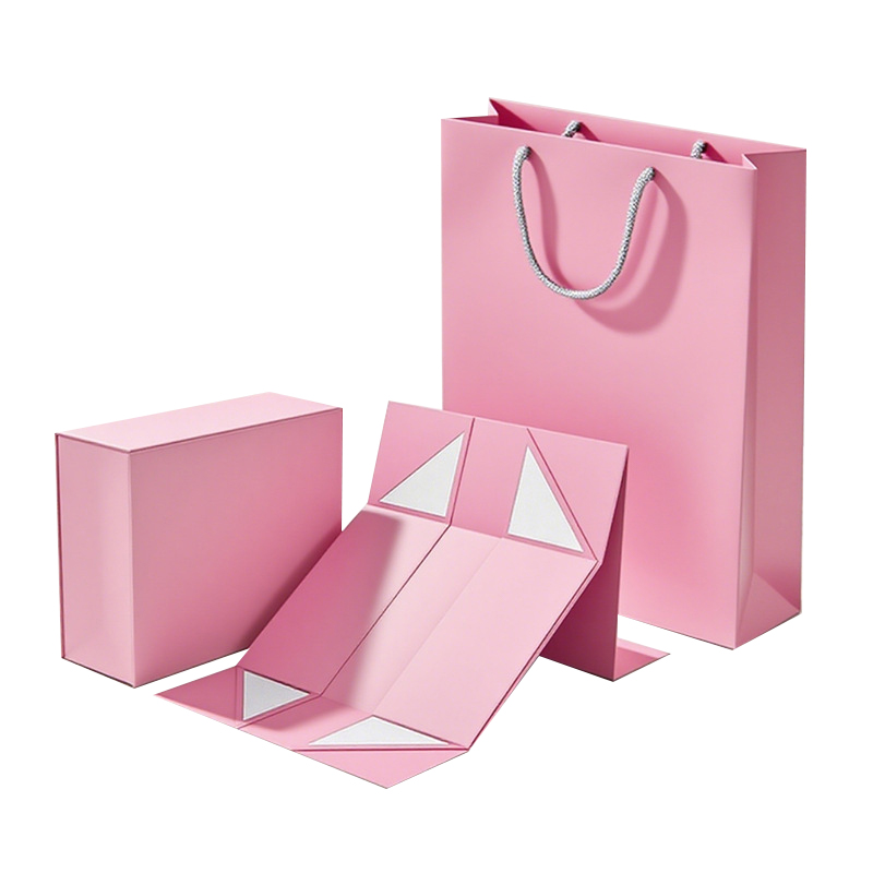 Není dárková krabička šátků obřadním kouzlem, které přemění měkké šátky ze zabalení na vystavení?