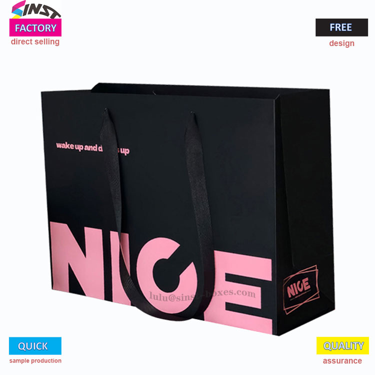 Papírová taška na oblečení